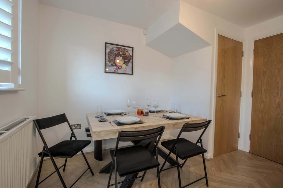 Practical dining area for shared meals, informal meetings or working during longer contractor and corporate stays.