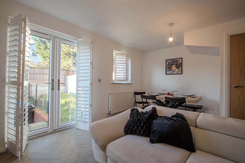 Comfortable living & dining area with Smart TV and ample seating and sofa-bed, perfect for relaxing after work or independent downtime during shared stays.