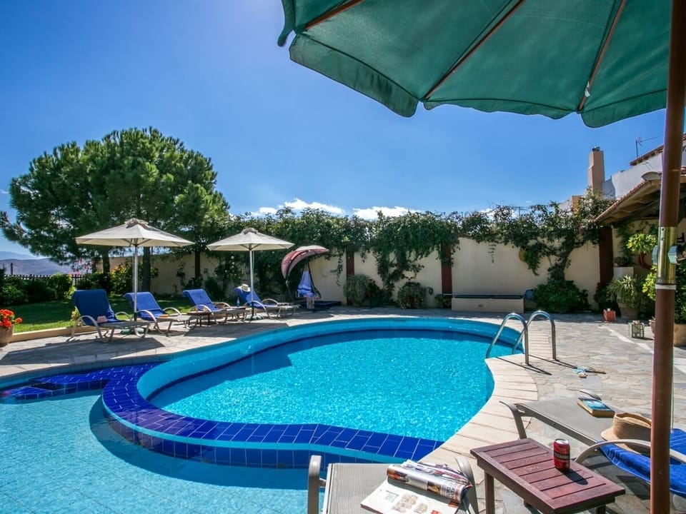 Private pool with separate children´s pool