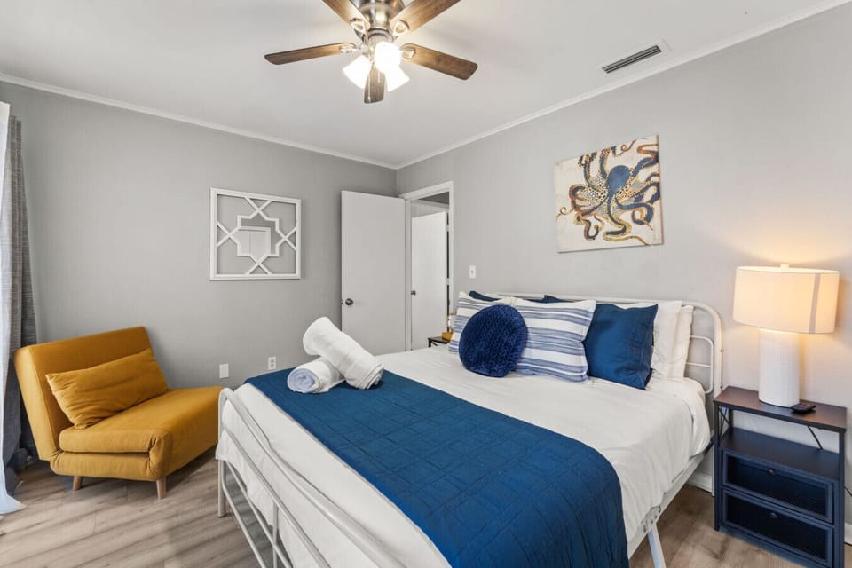We’ve designed this bright guest room for maximum rest, offering a quiet sanctuary away from the poolside action. From the designer pillows to the bedside charging, every detail in this Seminole beach house is tailored for a stress-free stay.