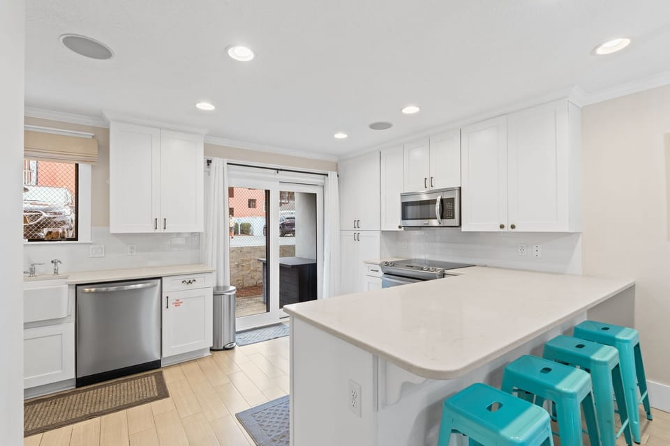Kitchen offers plenty of space. Breakfast bar with 4 stools. All stainless steele appliances.
