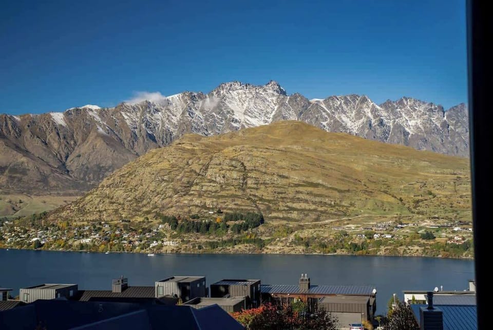 Jaw dropping views of the Remarkables and Lake Wakatipu!

This view can be seen from the balcony, living room, kitchen and dining area
