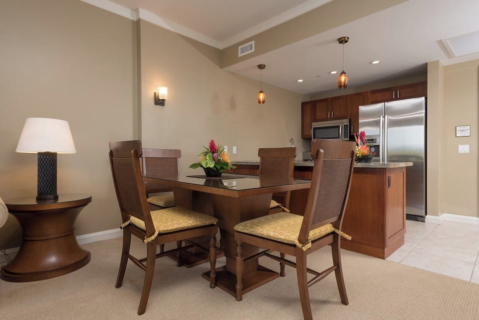 Formal dining table, seating for (4)    HKK-424