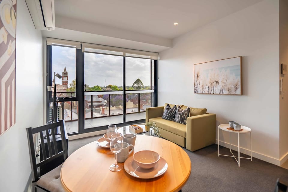 Charming Dining Nook, Perfect for Intimate Dinners