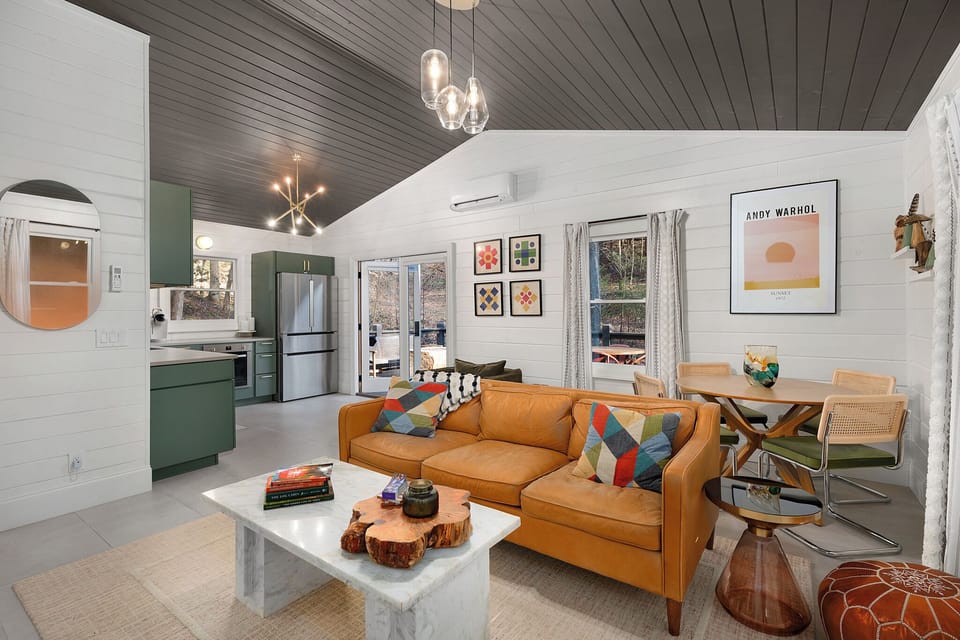 706 On The Creek - Living Space