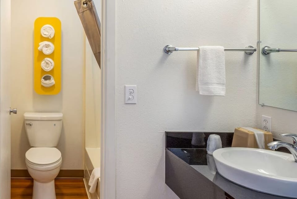 Refresh easily with a clean bath setup and fresh towels.