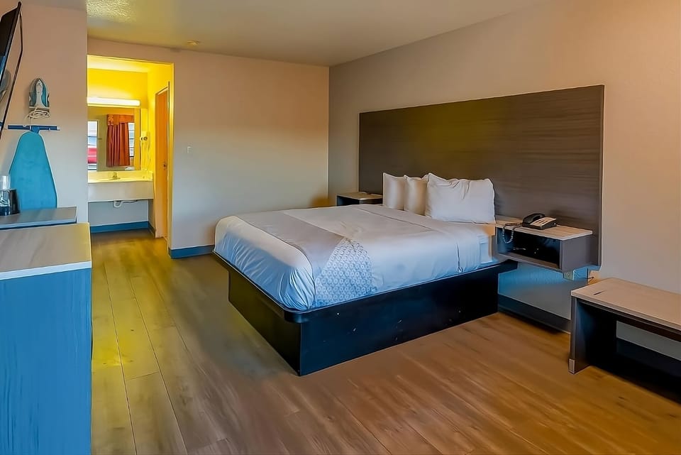 Unit with 1 Queen size bed. Exact unit will be assigned upon arrival. Views, colors and decor may vary.