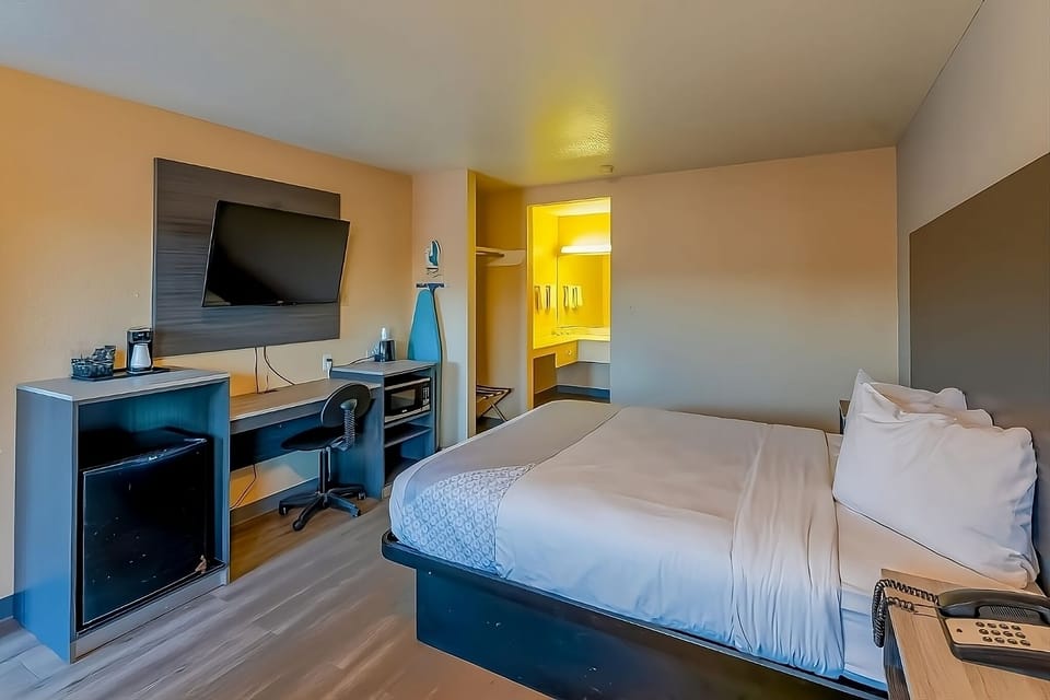 Unit with 1 Queen size bed. Exact unit will be assigned upon arrival. Views, colors and decor may vary.