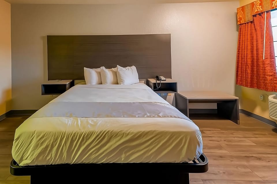 Unit with 1 Queen size bed. Exact unit will be assigned upon arrival. Views, colors and decor may vary.