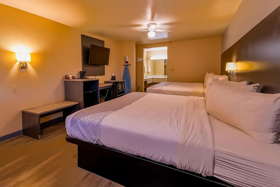 Unit with 2 King size beds. Exact unit will be assigned upon arrival. Views, colors and decor may vary.