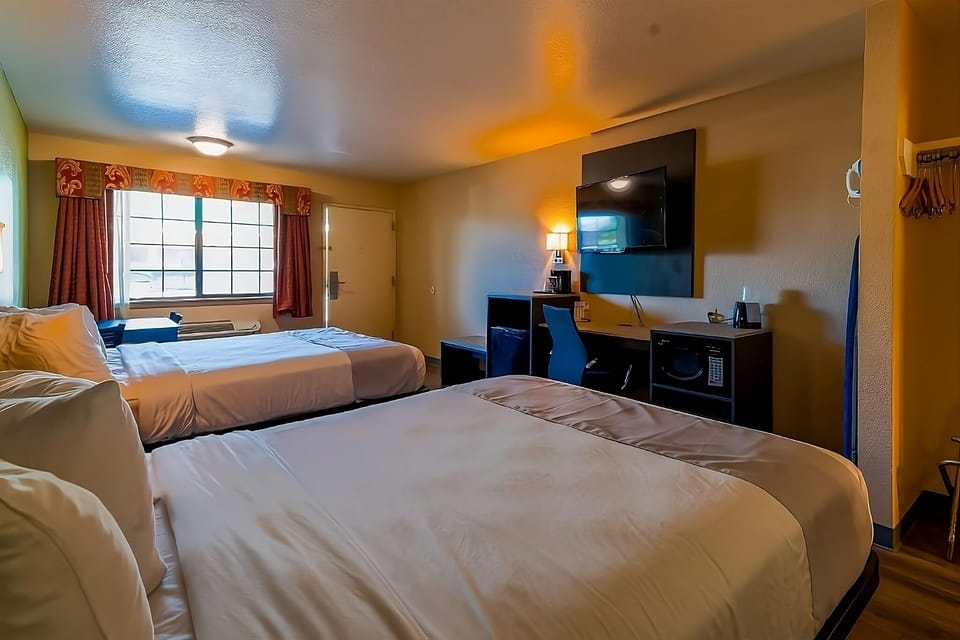 Unit with 2 Queen size beds. Exact unit will be assigned upon arrival. Views, colors and decor may vary.