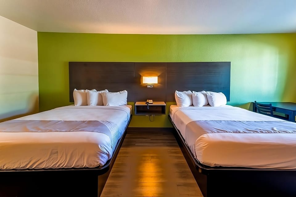 Unit with 2 Queen size beds. Exact unit will be assigned upon arrival. Views, colors and decor may vary.