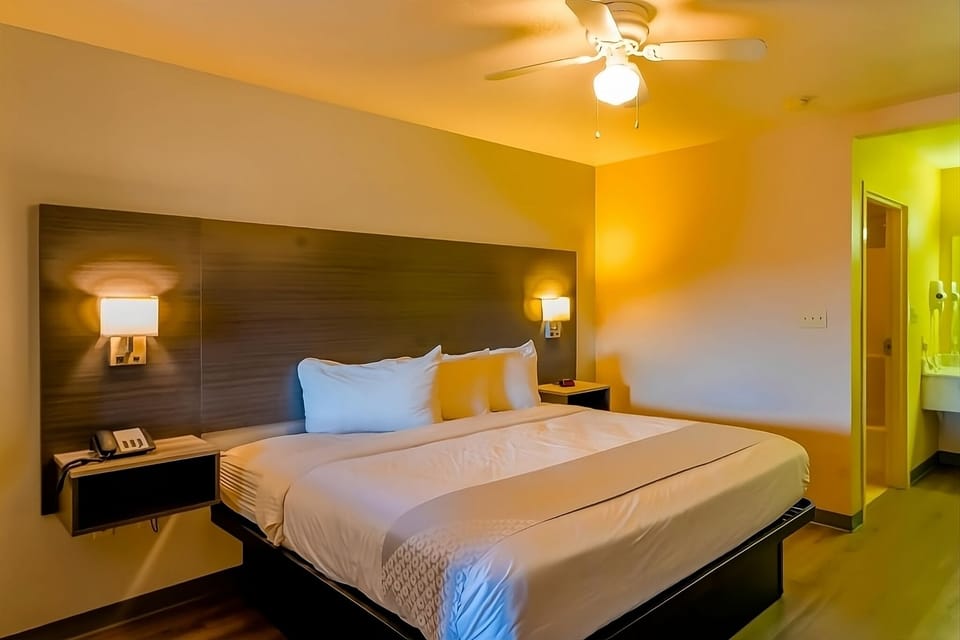 Unit with 1 King size bed. Exact unit will be assigned upon arrival. Views, colors and decor may vary.