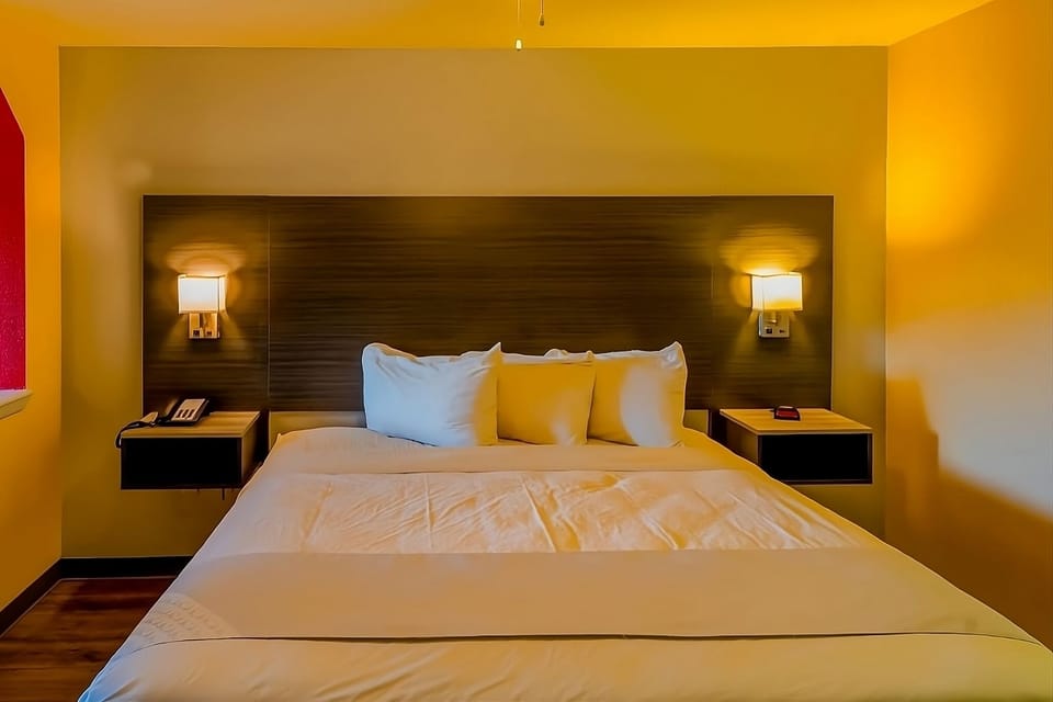 Unit with 1 King size bed. Exact unit will be assigned upon arrival. Views, colors and decor may vary.