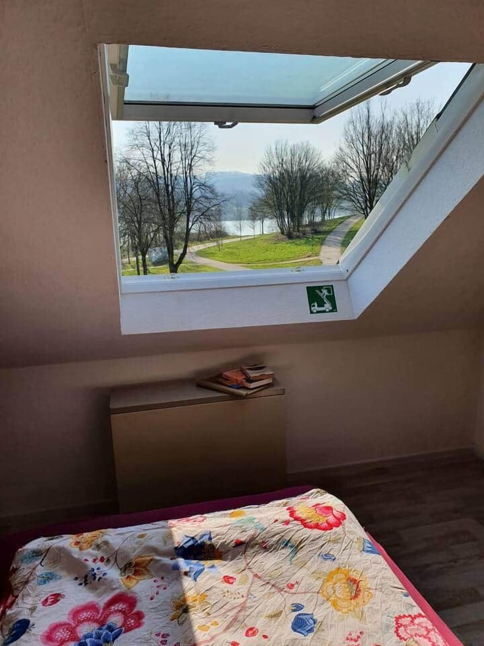 Ausblick auf den See und die Landschaft vom Bett aus