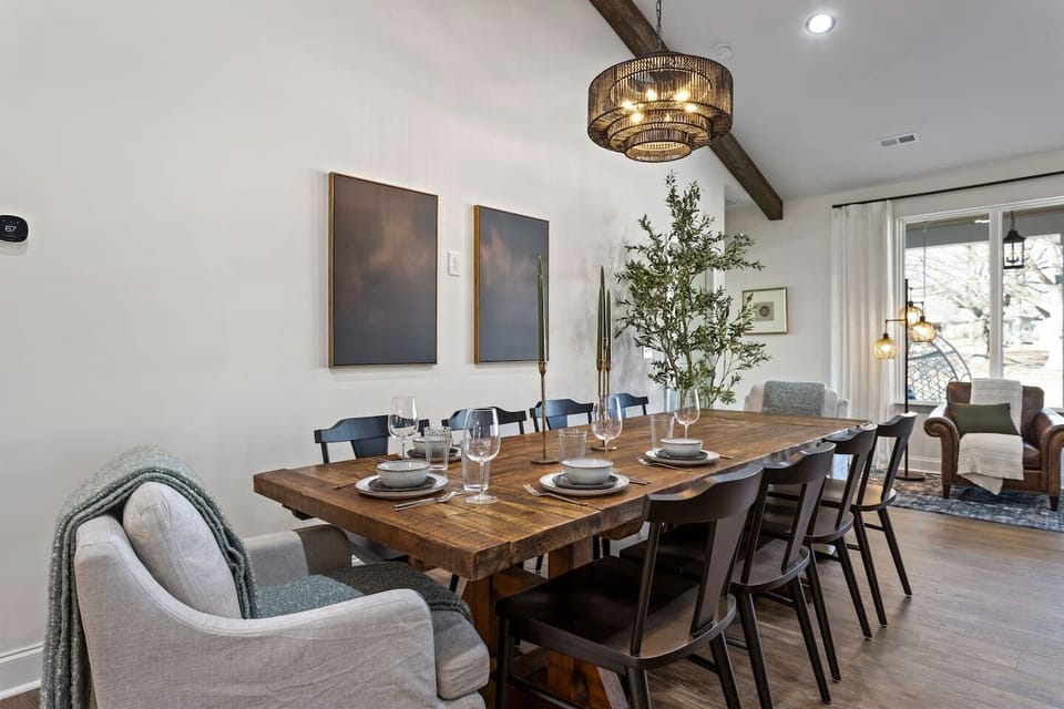 (House 1) Dining area, seats 10 + 8 island seats