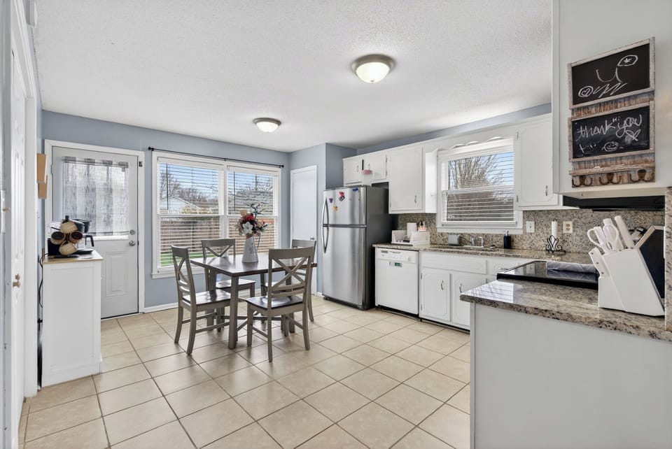 Cozy 3 bedroom 2 bath home offers plenty of room to sleep up to 7. High speed internet, washer and dryer, linens, and all kitchen amenities included. Located just across from Ft. Campbell Army