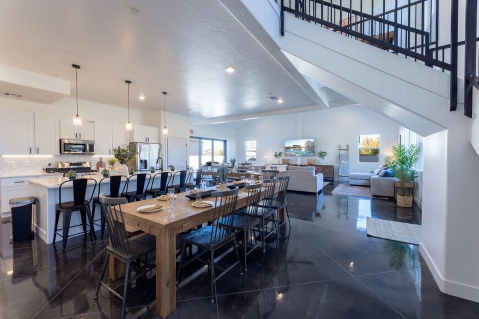 Dining Area - Plenty of seats for large groups
