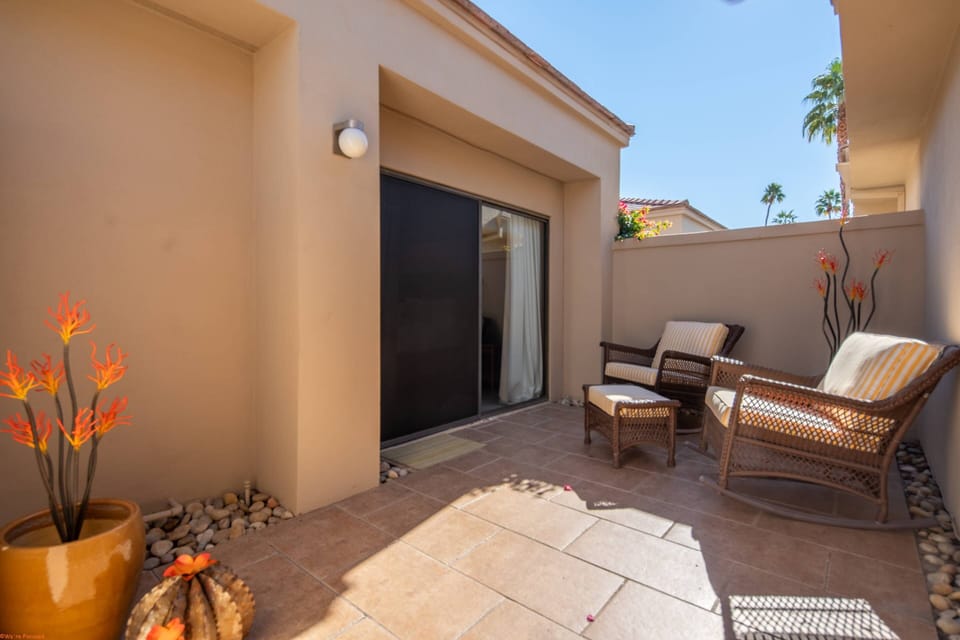 Enclosed private seating area outside the Master bedroom