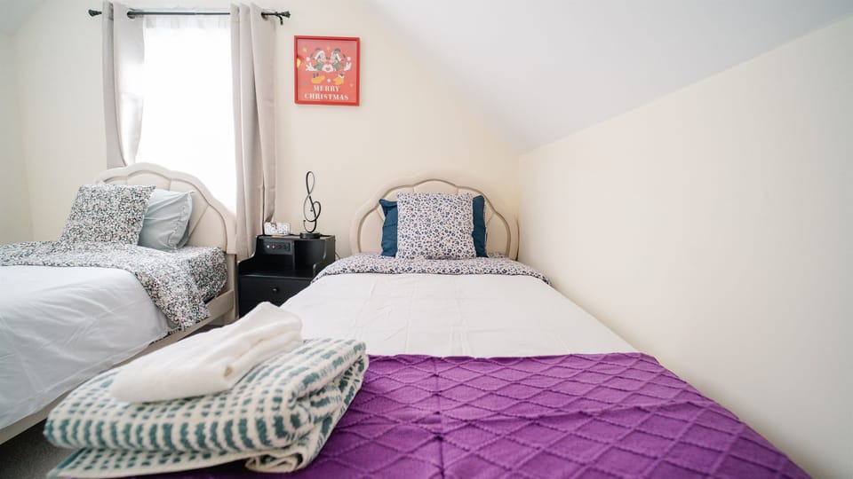 2 twin bed sleeps 2
