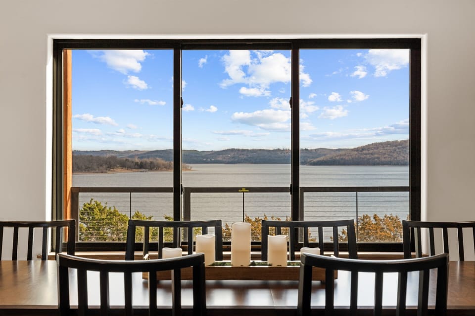With the lake as your backdrop, this dining space invites long conversations, easy laughter, and meals you’ll remember long after your stay.