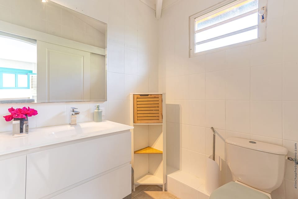 Salle de bain complète attenante à la chambre 3