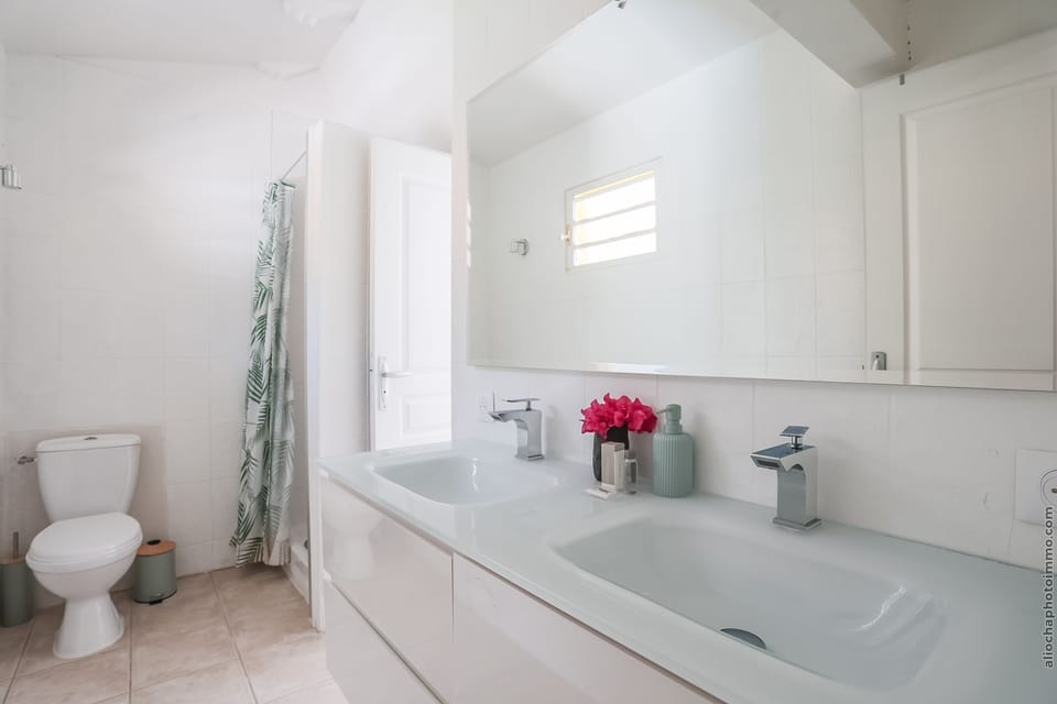 salle de bain complète connecté à la chambre 1 et 2