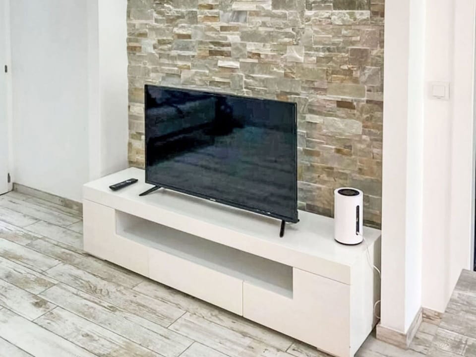Electronic Device, Television, Wood, Flooring, Television Set, Furniture, Floor, Interior Design, Home Appliance, Living Room