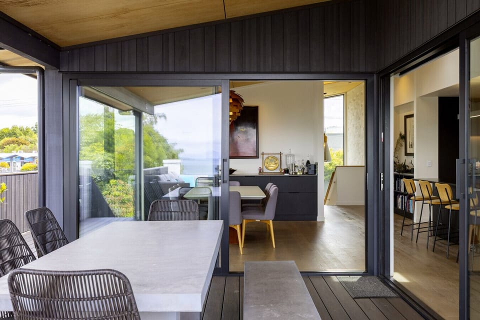 Indoor / Outdoor dining