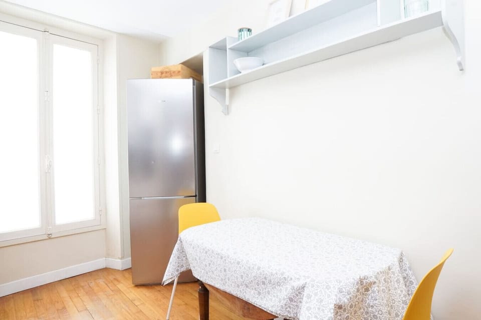 Cuisine toute équipée avec meuble de rangements, four, micro-onde, plaques de cuisson, hotte, lave-vaisselle, réfrigérateur, congélateur, table et chaises pour 4 personnes, bouilloire, machine à café, grille pain et ustensils de cuisine.