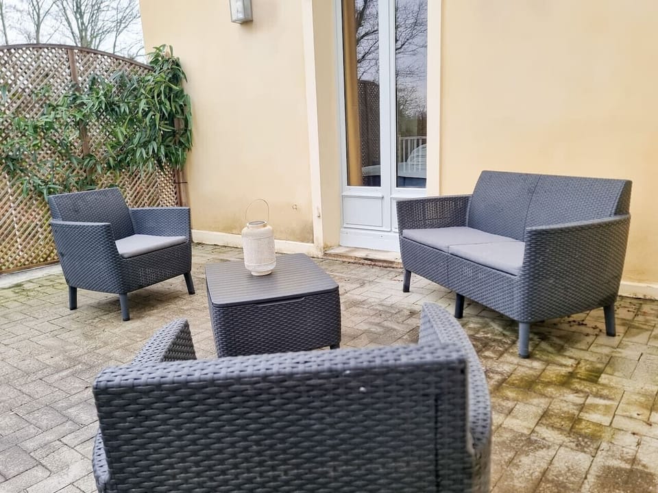 Terrasse privée avec mobilier de jardin.