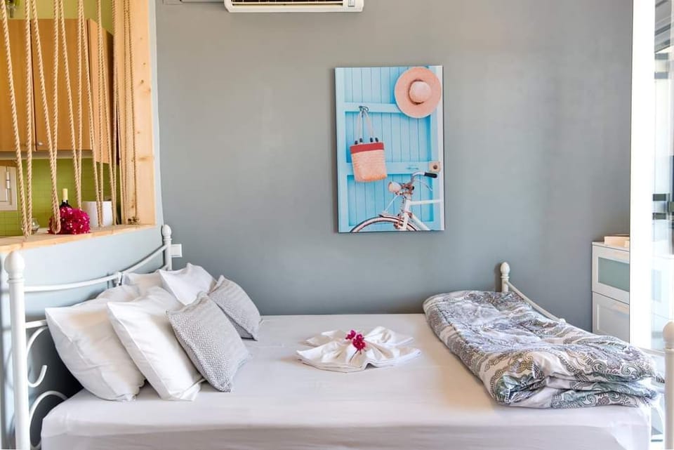 Comfortable Sleeping Area with Modern Décor and Relaxing Atmosphere
