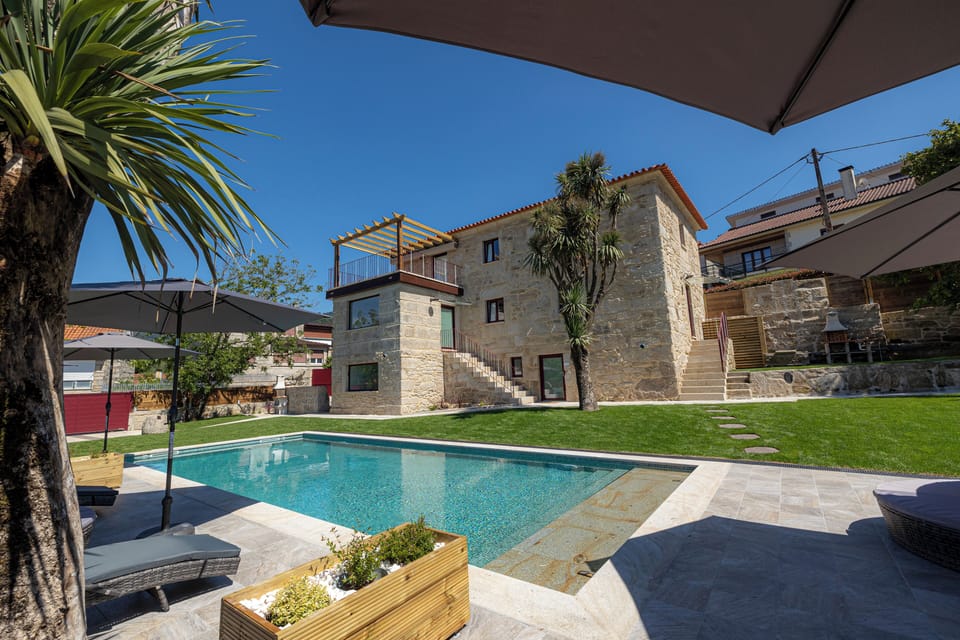 Vista geral da casa e zona de piscina e jardim