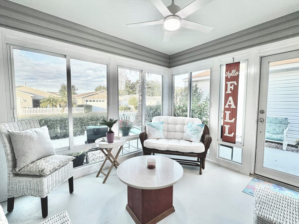 Screened-in/Glassed-in Lanai w/ Flatscreen TV Outside the Front Door