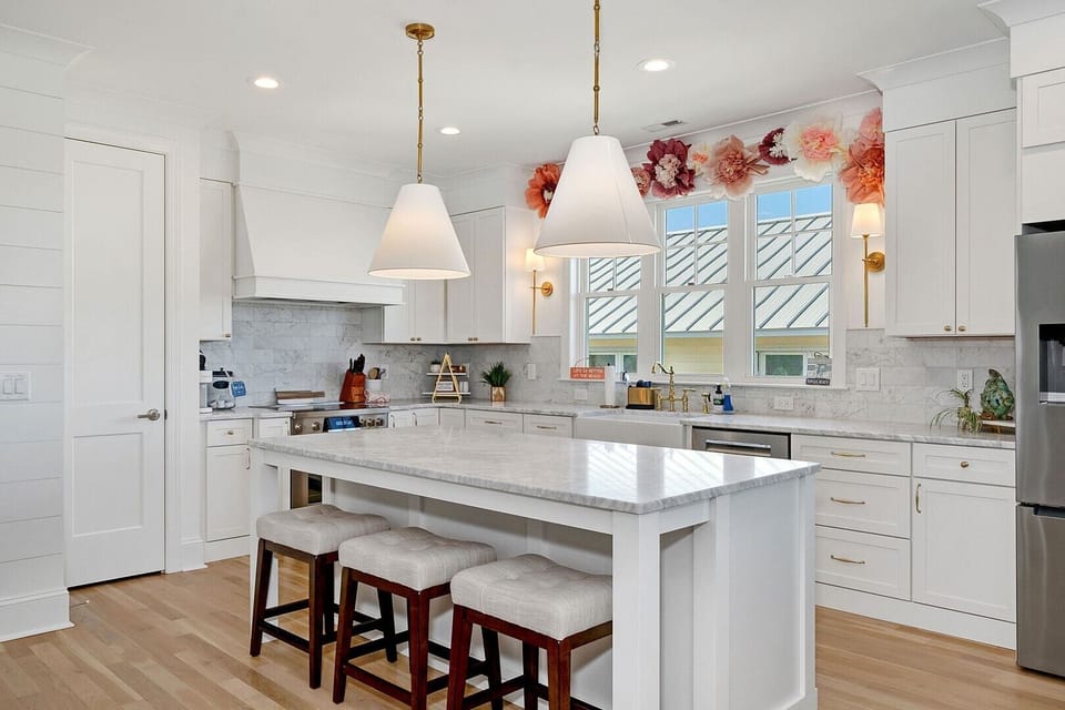 Large Kitchen with Eat-In Island