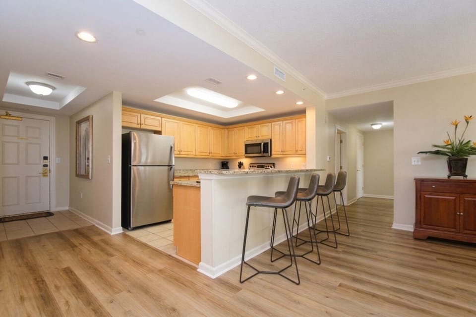 Kitchen w/ Breakfast Bar Seating for 4