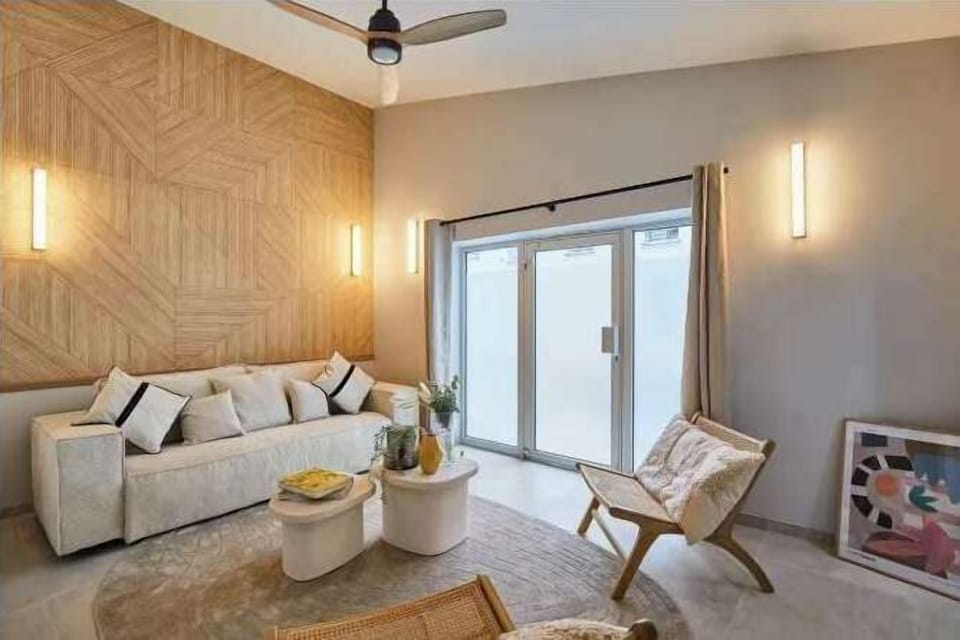 Salon confortable avec un canapé convertible pour deux personnes avec TV et table à manger 