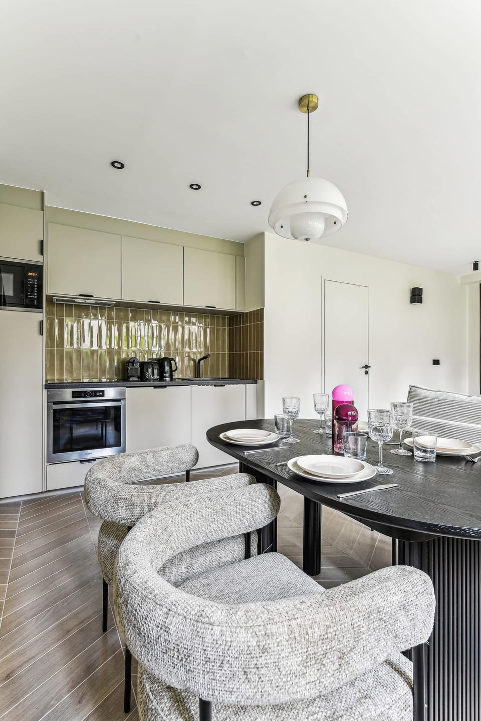 Salon confortable avec canapé convertible, TV et table à manger 