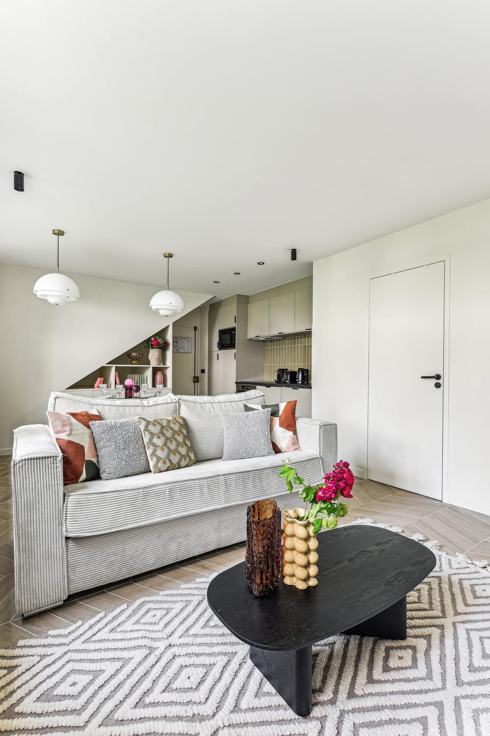 Salon confortable avec canapé convertible, TV et table à manger 