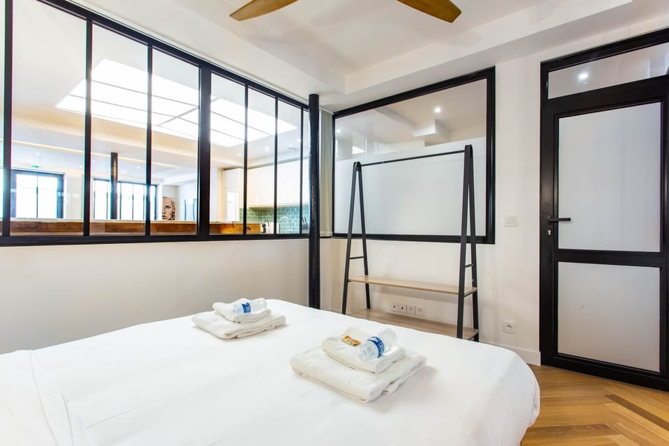 Première chambre avec lit queen size 