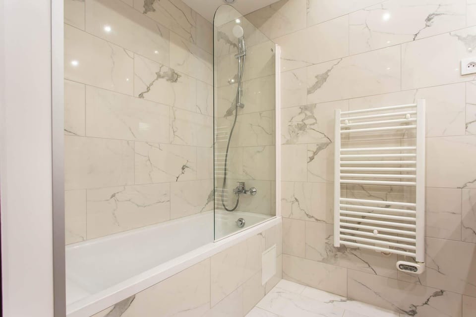 Salle de bain avec baignoire