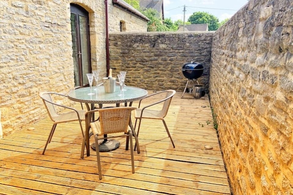 Rear decking and BBQ