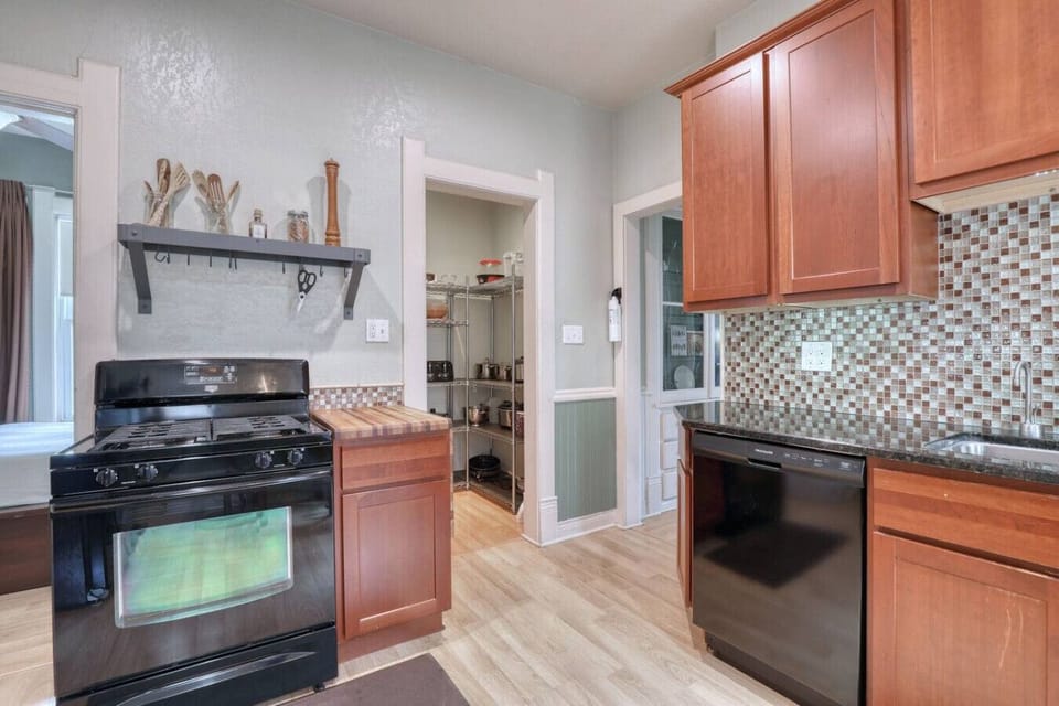 Fully Equipped Kitchen with Oven