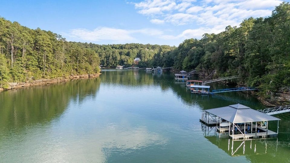 Peaceful Clear Creek on Smith Lake! 