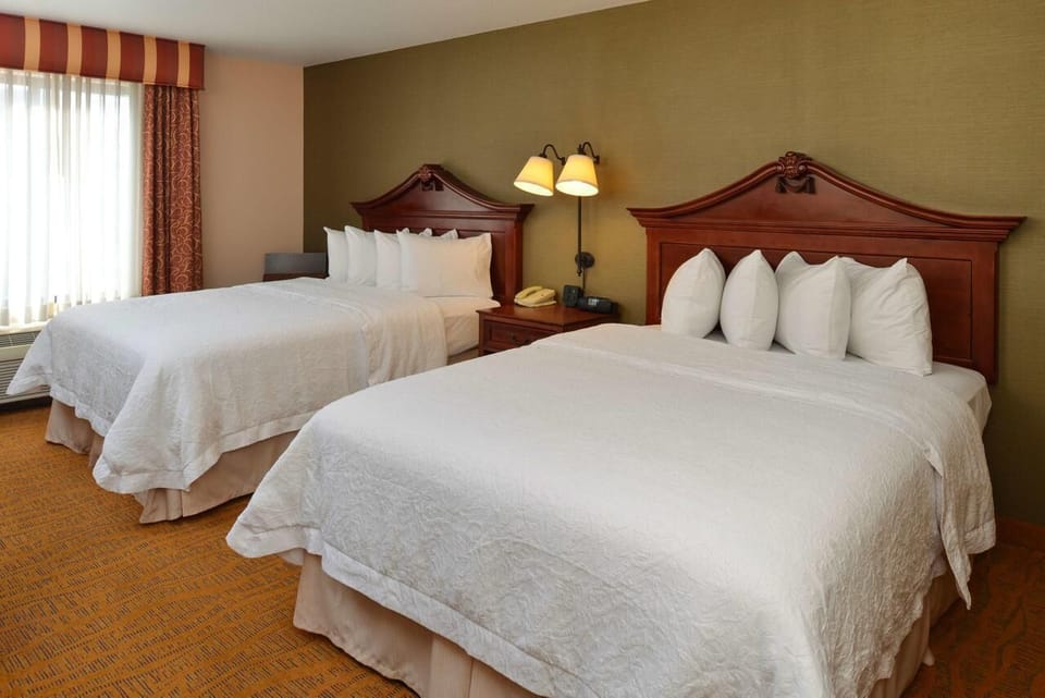 Stretch out on two plush beds for effortless group stays.