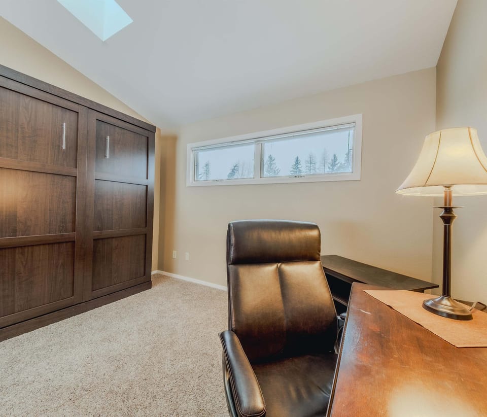 Loft area with Smart TV and queen size murphy bed 
