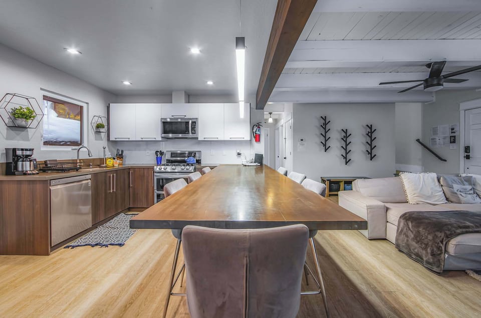 Spacious island with seating for 7 