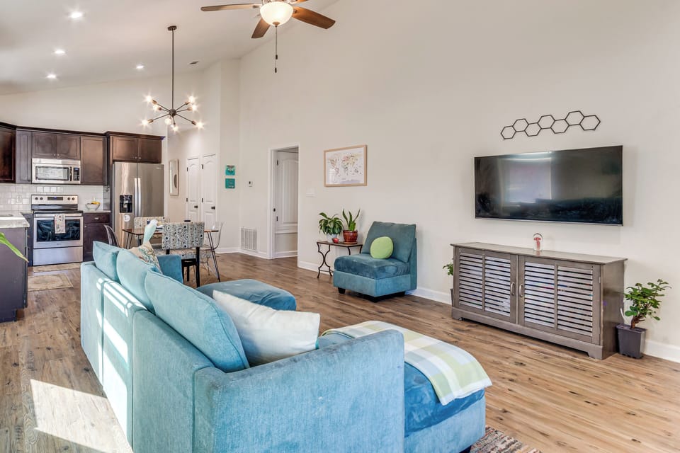 Living Room | Flat-Screen TV | Free WiFi | Central Heat & A/C