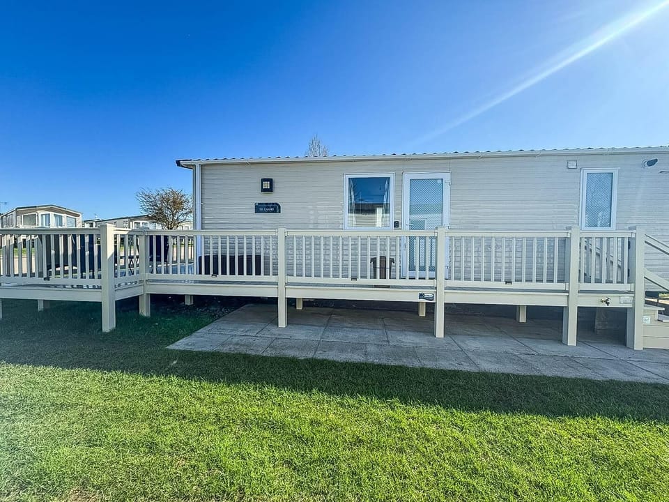 Indulge in a truly relaxing getaway by booking this beautiful 8 berth caravan with decking, located on Manor Park Holiday Park, Hunstanton for your 2026 UK getaway.