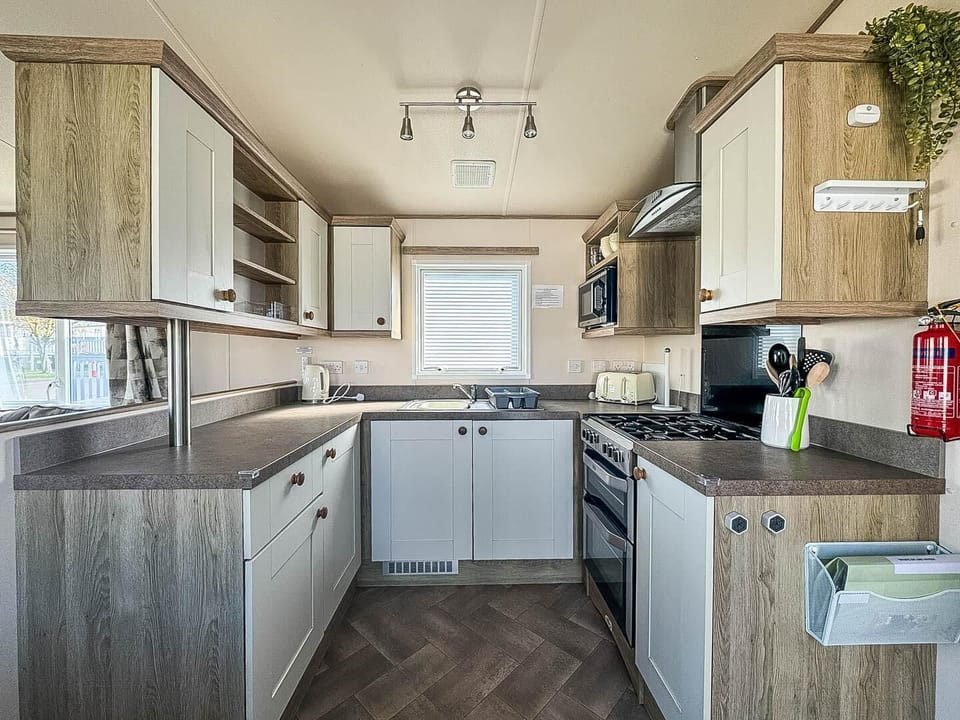This modern kitchen is perfect for cooking the family favourties, with its open plan design you can cook and chat with the family all at the same time.